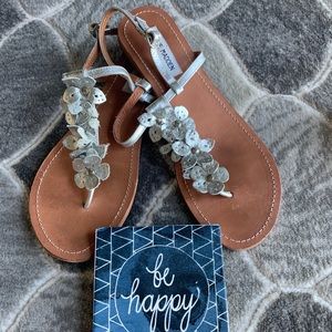 🌸Steve Madden🌸 Silver flower flat sandals